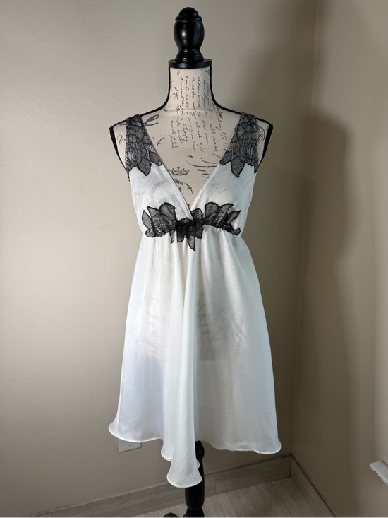 Oscar de la renta pink label Other - White Chiffon V-Neck Chemise with Black Lace Accents